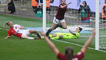 Fotbalové derby žen před zraky 5734 diváků vyhrály sparťanky 1:0.