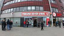 Fanoušci Slavie se scházeli u stadionu a těšili se na oslavu titulu. Dočkali se ještě před výkopem utkání s Plzní, Sparta totiž v Liberci jen remizivala.