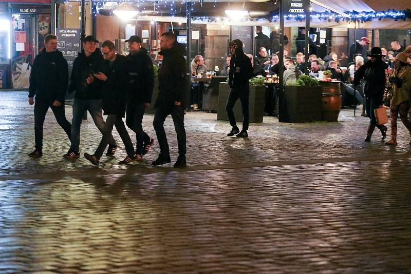 Staroměstské náměstí - fanoušci Feyenoord Rotterdam