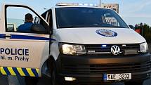 Zdrogovaný muž se zákazem řízení v karavanu ujížděl pražským strážníkům.