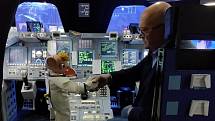 Kosmonaut Vladimír Remek přeje Hurvínkovi šťastný let do vesmíru.