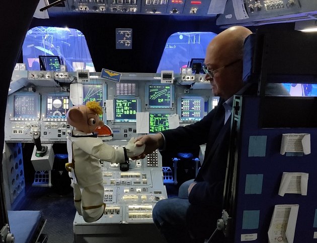 Kosmonaut Vladimír Remek přeje Hurvínkovi šťastný let do vesmíru.