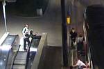 Policie hledá aktéry i svědky napadení ženy v tramvaji na Karlově náměstí.