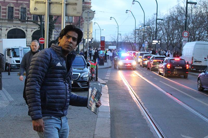 Pochod za omezení nejvyšší povolené rychlosti v Praze na 30 km/h. Akci pořádají organizace Poslední generace a 30 pro Prahu.