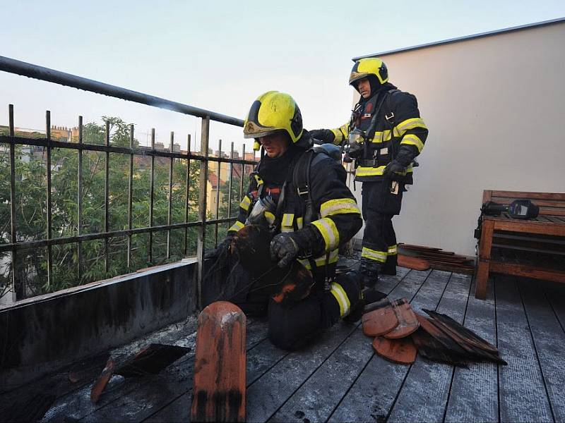 Při požár terasy obytného domu v Praze 3 bylo evakuováno 6 osob.
