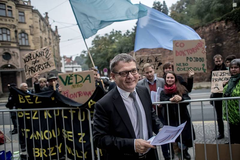 Na dvě desítky protestující se sešly 25. září před Úřadem vlády aby vyzvaly Vládu k navýšení výdajů pro vysoké školy. Lubomír Zaorálek.