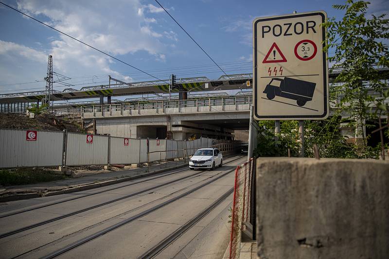 Stavební práce u nového přemostění Průběžné ulice 11. června 2021 v Praze.