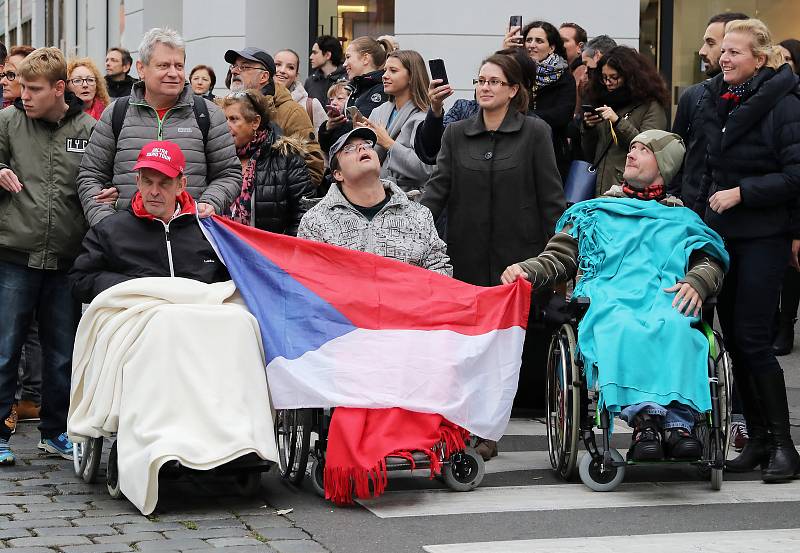 Sokolský Pochod pro republiku ke stému výročí založení Československa vyrazil z pražské Kampy na Václavské náměstí.