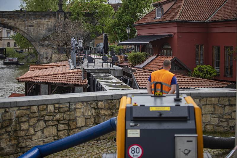 Protipovodňová vrata do Čertovky byla 14. května uzavřena z důvodu zvedání hladiny Vltavy po vydatných deštích.