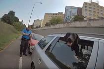 Záchrana psa zavřeného v autě.