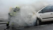 Požár osobního vozu. Mezi bytovými domy v Italské ulici na Vinohradech shořelo osobní auto.