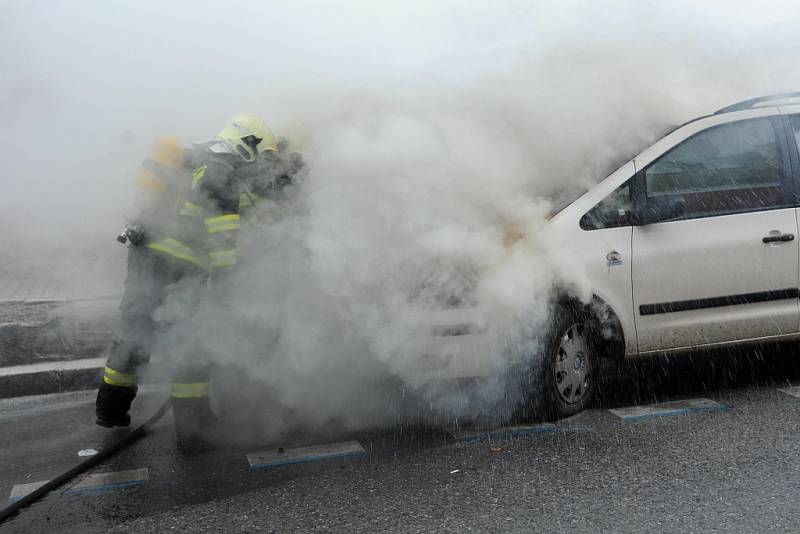 Požár osobního vozu. Mezi bytovými domy v Italské ulici na Vinohradech shořelo osobní auto.