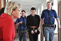 Za pokus o vraždu 68leté ženy uložil ve středu 7. prosince 2011 krajský soud Jaroslavu Lukáčovi šestnáctiletý trest ve vězení. Třiadvacetiletý muž podle obžaloby pobodal seniorku v Černuci na Kladensku, když ho přistihla při krádeži ve svém domě.