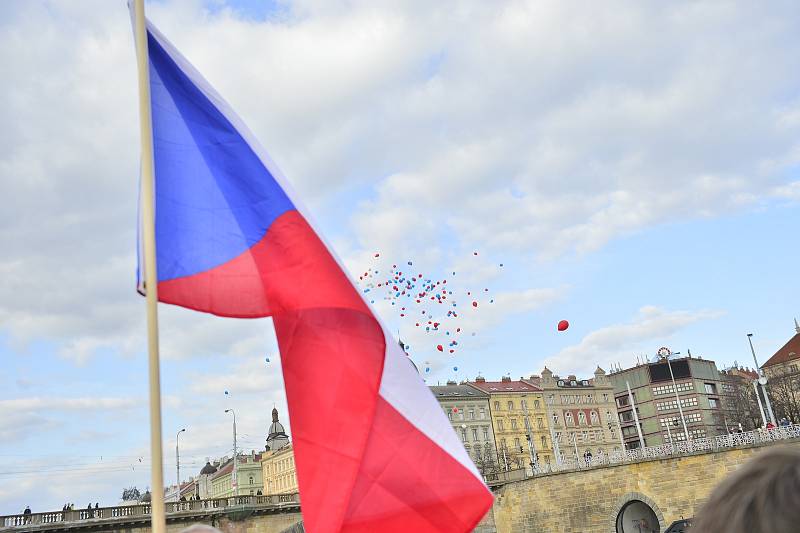 Protest proti zavření škol. Na Vltavu vyjely lodě s dýdžeji a protestujícími.