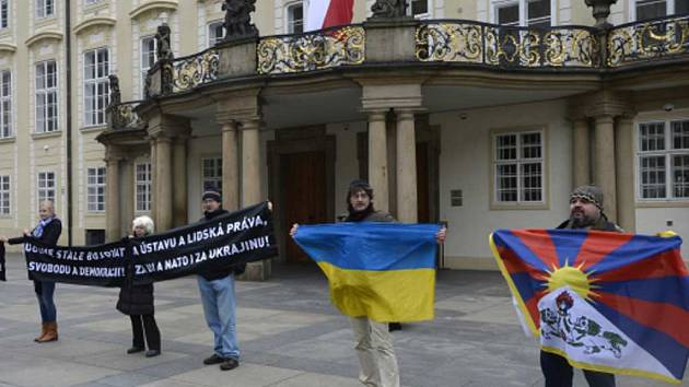 Aktivisté ze skupiny Kaputin protestovali před Hradem. 