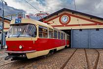 Ze slavnostního představení první tramvaje K2 (ev. č. 7000) v pravidelném provozu v Praze, vozovna Střešovice.