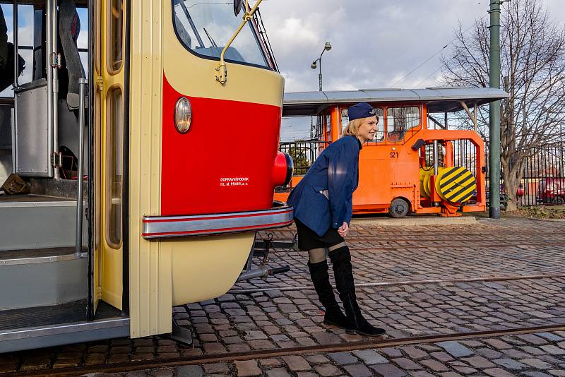 Ze slavnostního představení první tramvaje K2 (ev. č. 7000) v pravidelném provozu v Praze, vozovna Střešovice.