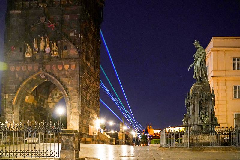 U příležitosti Mezinárodního dne světla se odehrála světelná instalace, při níž laserové paprsky spojily konce Karlova mostu.
