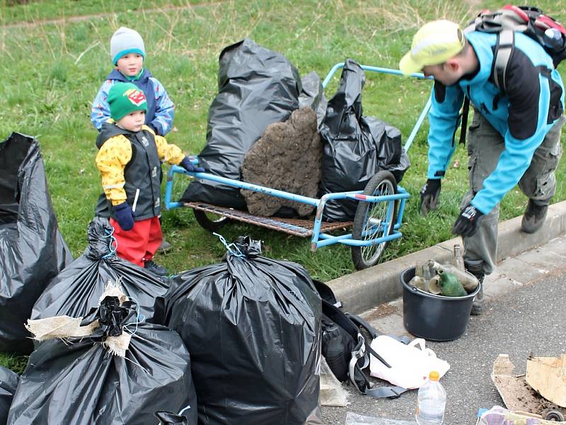 Společný úklid. Organizátorům a dobrovolníkům projekt Ukliďme Česko poskytuje pytle a rukavice, které se jim mohou při úklidu hodit.