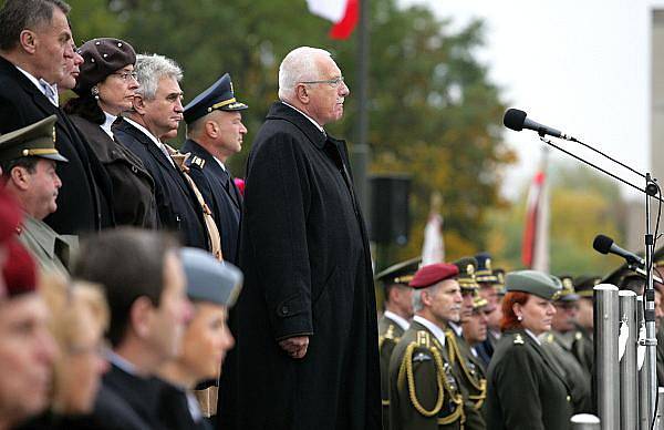 Pietní akt k výročí vzniku samostatného Československa u Národního pamatníku na Vítkově v Praze.