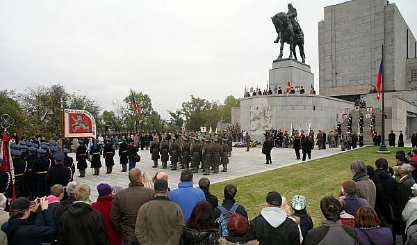 Pietní akt k výročí vzniku samostatného Československa u Národního pamatníku na Vítkově v Praze.