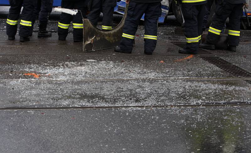 Na Florenci se v pondělí srazil autobus s tramvají. 