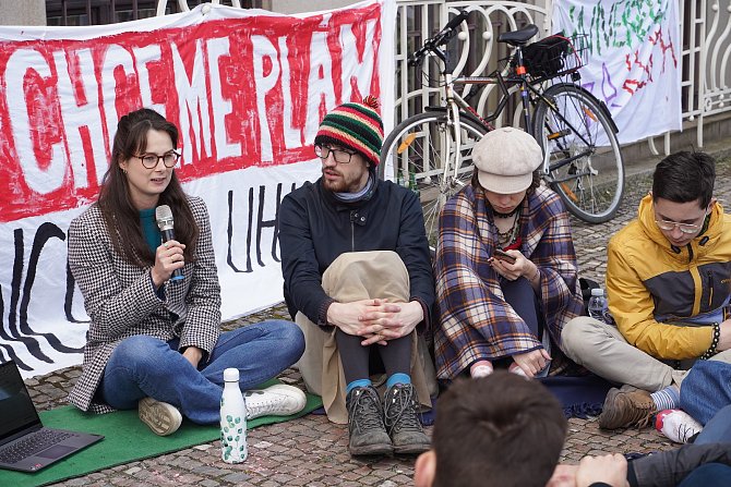 Studentský protest s názvem Antifosilní jaro, který organizují Univerzity za klima (UZK). Studenti druhý den před ministerstvem diskutují o problémech ekologie (3.5.2023)