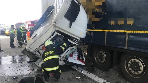 Hasiči zasahovali u nehody kamionů na Pražském okruhu.