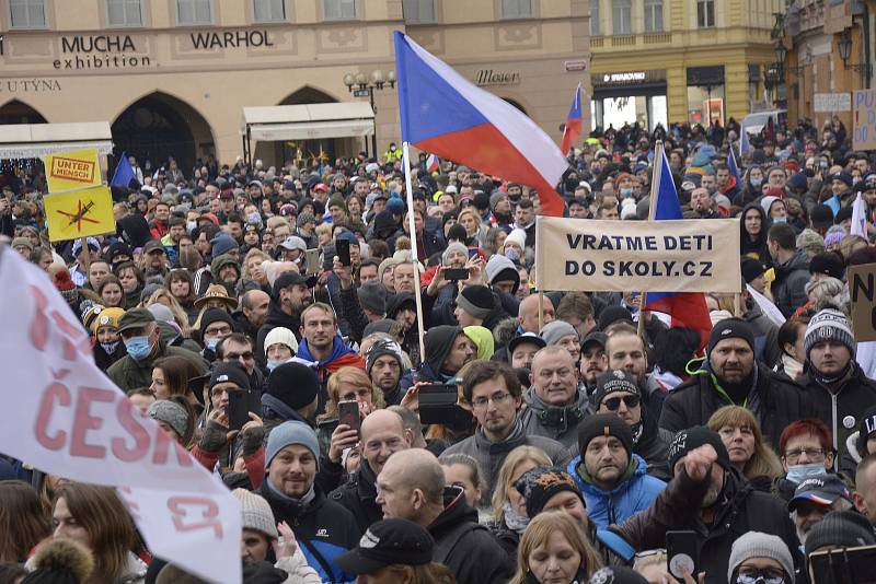 Na pražském Staroměstském náměstí se sešli 10. ledna 2021 odpoledne účastníci demonstrace nazvané Otevřeme Česko proti vládním opatřením, která souvisejí s koronavirovou pandemií.
