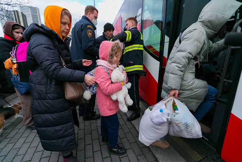 Kongresové centrum Praha 7. března 2022 - převoz uprchlíků z Ukrajiny z kapacitních důvodů do jiných zařízení mimo Prahu.