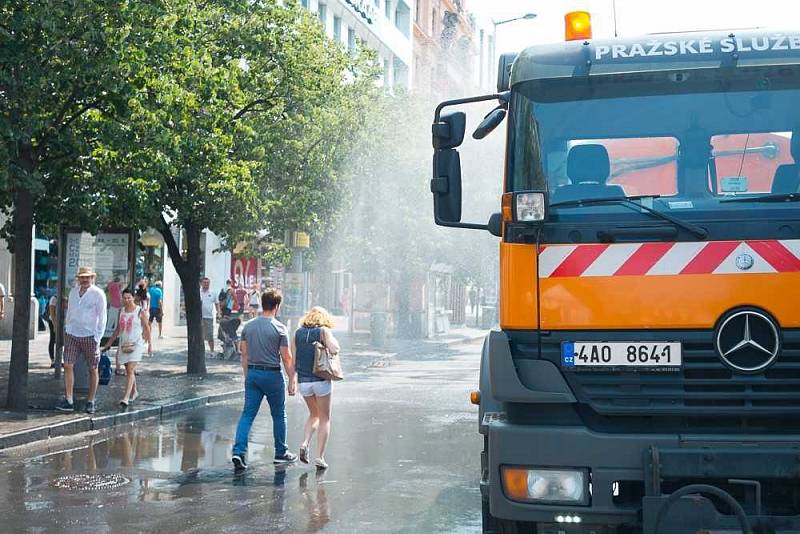 Kropicí vozy vyjely do ulic Prahy už teď víckrát než loni.