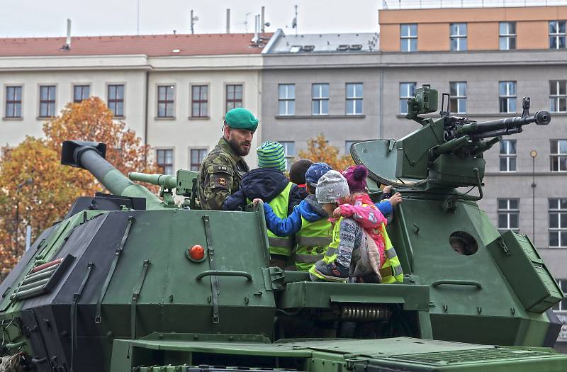 Den veteránů a výstava vojenské techniky na náměstí Míru.