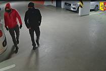 Dva podezřelí v podzemních garážích.