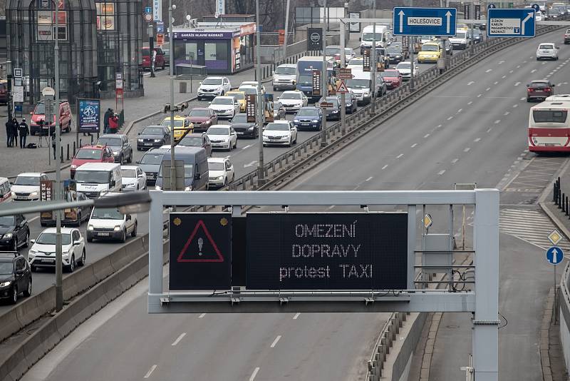 Protestní jízda taxikářů centrem Prahy 8. února.