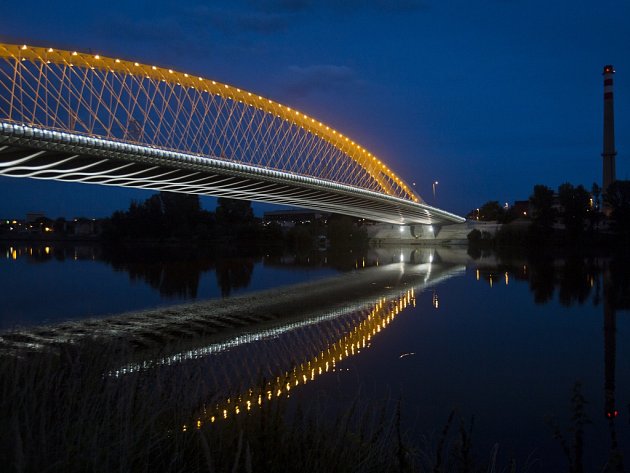 Osvětlený Trojský mostě v Praze 20. srpna před zátěžovou zkouškou.
