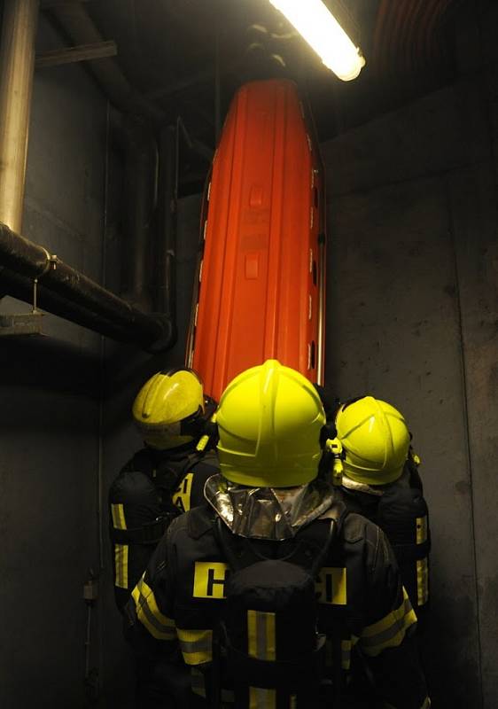 Noční cvičení pražských hasičů v tunelu Mrázovka.