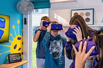 Žáci si mohou vyzkoušet praktické experimenty v Curiosity Cube neboli interaktivní mobilní laboratoři.