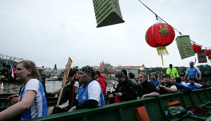 Svatojánské Navalis 2012 se konalo v úterý 15. května v okolí Karlova mostu. Regata historických a dračích lodí. 