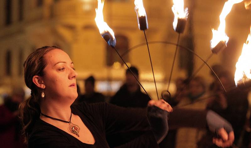 Fire show skupiny Solathis Fire v rámci akce informačního stánku,který přítomné seznámil a Azerbájdžánem a jeho kulturou a ekonomikou. Náměstí Republiky 26.února