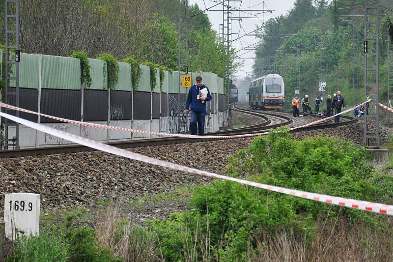 Iveta Bartošová se nechala přejet příměstským vlakem CityElefant na okraji Uhříněvsi – mezi stanicemi Praha-Uhříněves a Praha-Kolovraty. Na místě zemřela. Práce na místě nehody se projevily i na provozu vlaků.