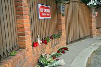 V den úmrtí Karla Gotta 2. října 2019 nosili k jeho vile lidé květiny a zapalovali svíčky.