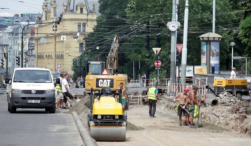 V Praze o prázdninách probíhají velké opravy tramvajových a silničních tratí. Na snímku rekonstrukce tramvajové trati na Karlově náměstí.