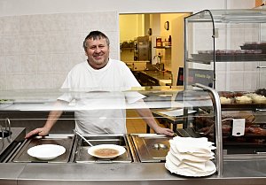 Miloslav Carvan, kuchař Dukly při výdeji jídla. Takhle se usmívá na každého kdo přijde na oběd.