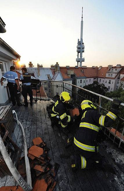 Při požár terasy obytného domu v Praze 3 bylo evakuováno 6 osob.