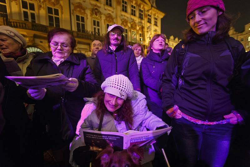 Pražané si zazpívali koledy na Staroměstském náměstí.