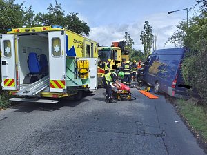 Nehoda dodávky a kamionu v ulici Malešická.