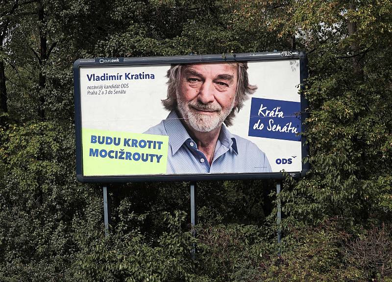 Předvolební kampaň, politické reklamy a billboardy v ulicích Prahy.