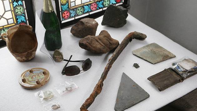 Prezentace některých nálezů z průzkumu vltavského dne, k němuž došlo v roce 2014 v oblasti pod Staroměstskou mosteckou věží v Praze. Vyzvednuto tehdy bylo přes 1000 artefaktů.