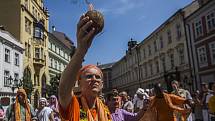 Průvod indického festivalu Ratha-Yatra prošel 19. července centrem Prahy.