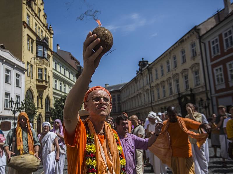 Průvod indického festivalu Ratha-Yatra prošel 19. července centrem Prahy.